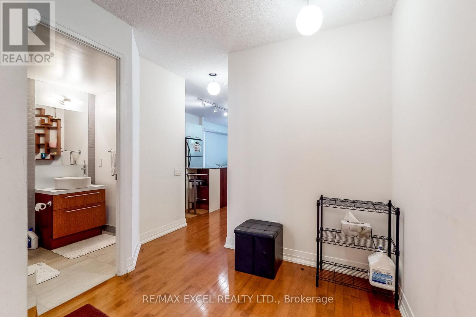 902 - 21 Carlton Street, Toronto, Ontario  M5B 1L3 - Photo 3 - C12851370