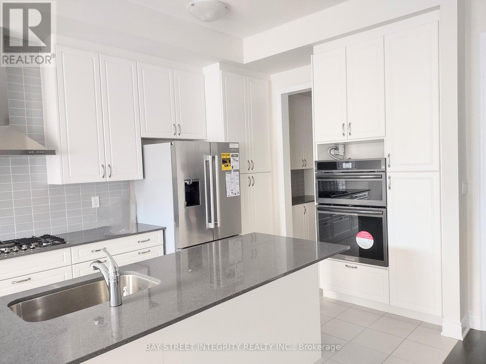 44 Settlers Road E, Oakville, Ontario  L6H 0Y8 - Photo 4 - W12849274