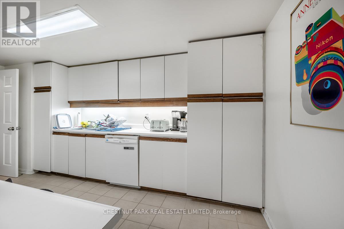 301 - 15 Mcmurrich Street, Toronto, Ontario  M5R 3M6 - Photo 15 - C12851464