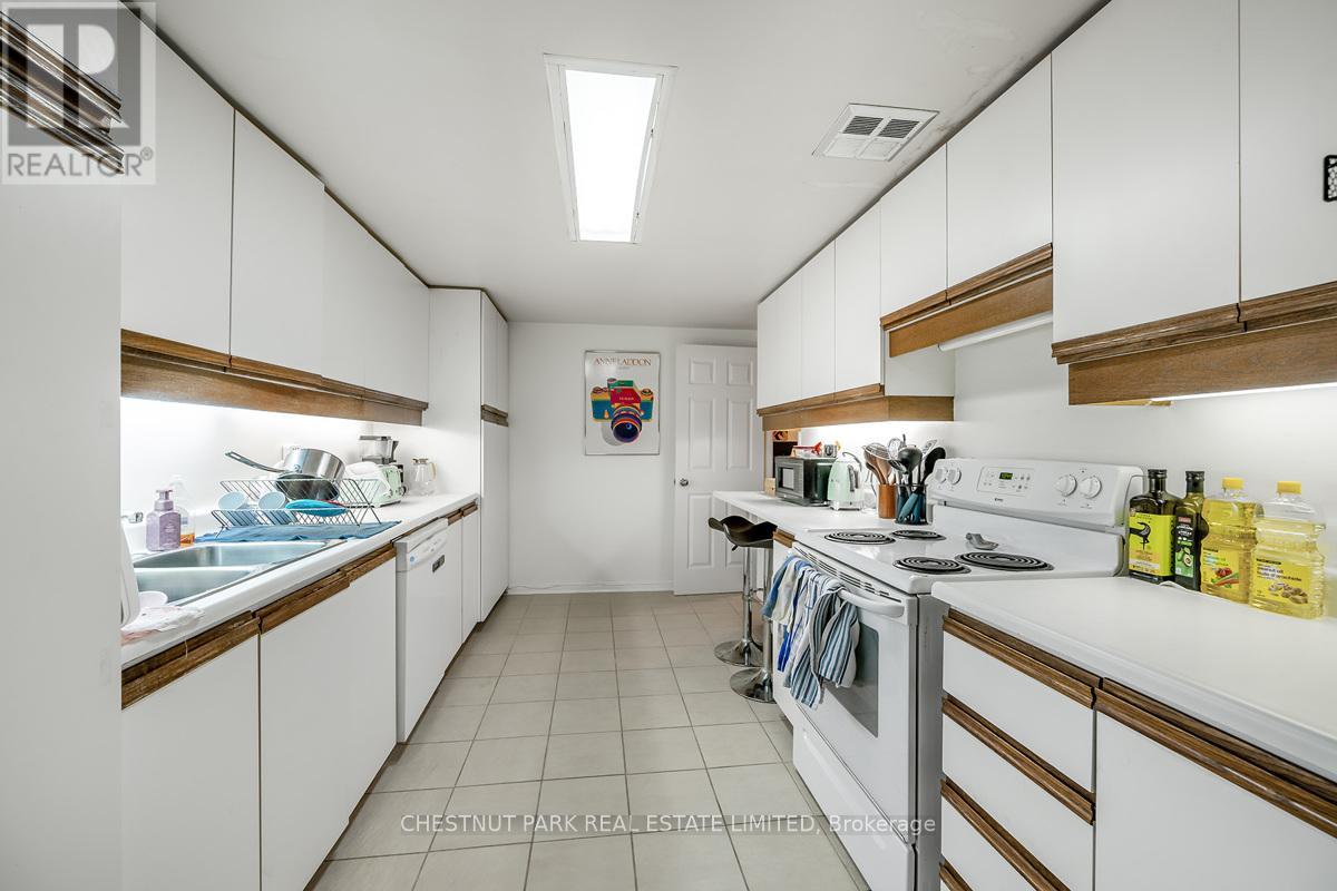 301 - 15 Mcmurrich Street, Toronto, Ontario  M5R 3M6 - Photo 16 - C12851464