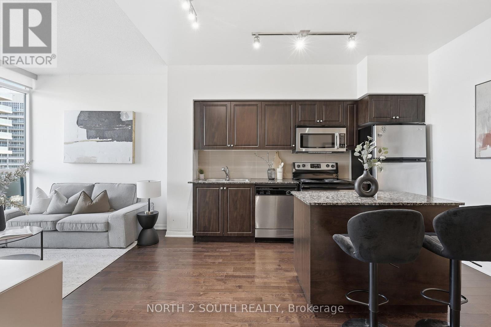 712 - 215 Fort York Boulevard, Toronto, Ontario  M5V 4A2 - Photo 6 - C12851662