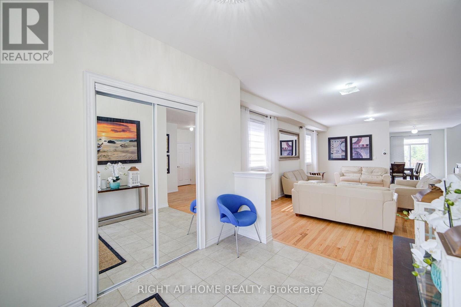 26 Pearl Street, Wasaga Beach, Ontario  L9Z 1J6 - Photo 4 - S12851576