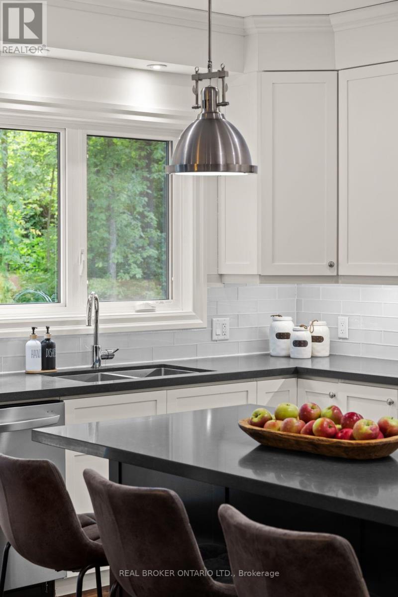 49 Sydenham Trail W, Clearview, Ontario  L0M 1H0 - Photo 14 - S12851652