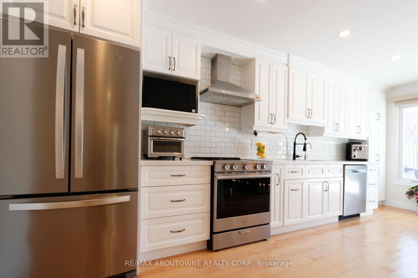 3845 Cedar Hedge Rise, Mississauga, Ontario  L5N 6X2 - Photo 9 - W12841434