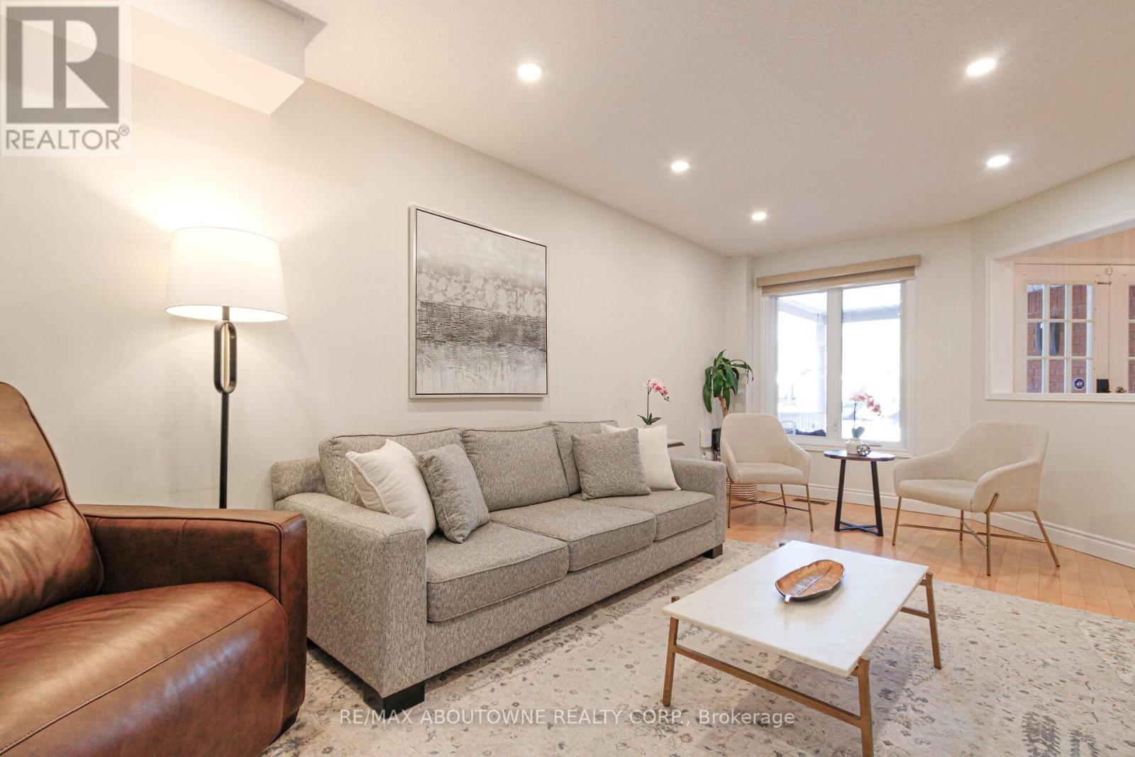 3845 Cedar Hedge Rise, Mississauga, Ontario  L5N 6X2 - Photo 5 - W12841434