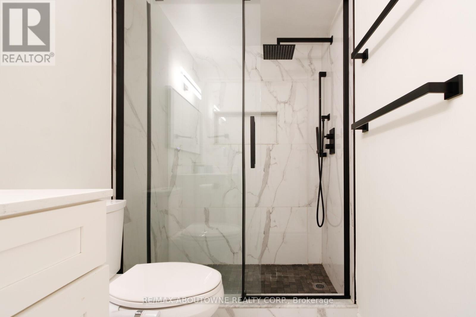 3845 Cedar Hedge Rise, Mississauga, Ontario  L5N 6X2 - Photo 18 - W12841434