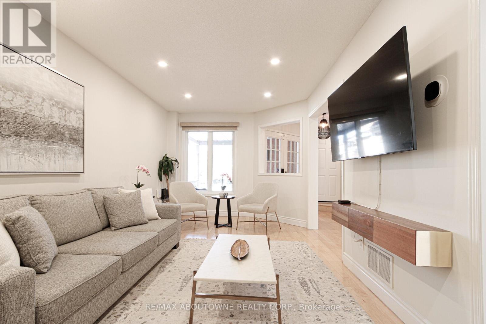 3845 Cedar Hedge Rise, Mississauga, Ontario  L5N 6X2 - Photo 6 - W12841434