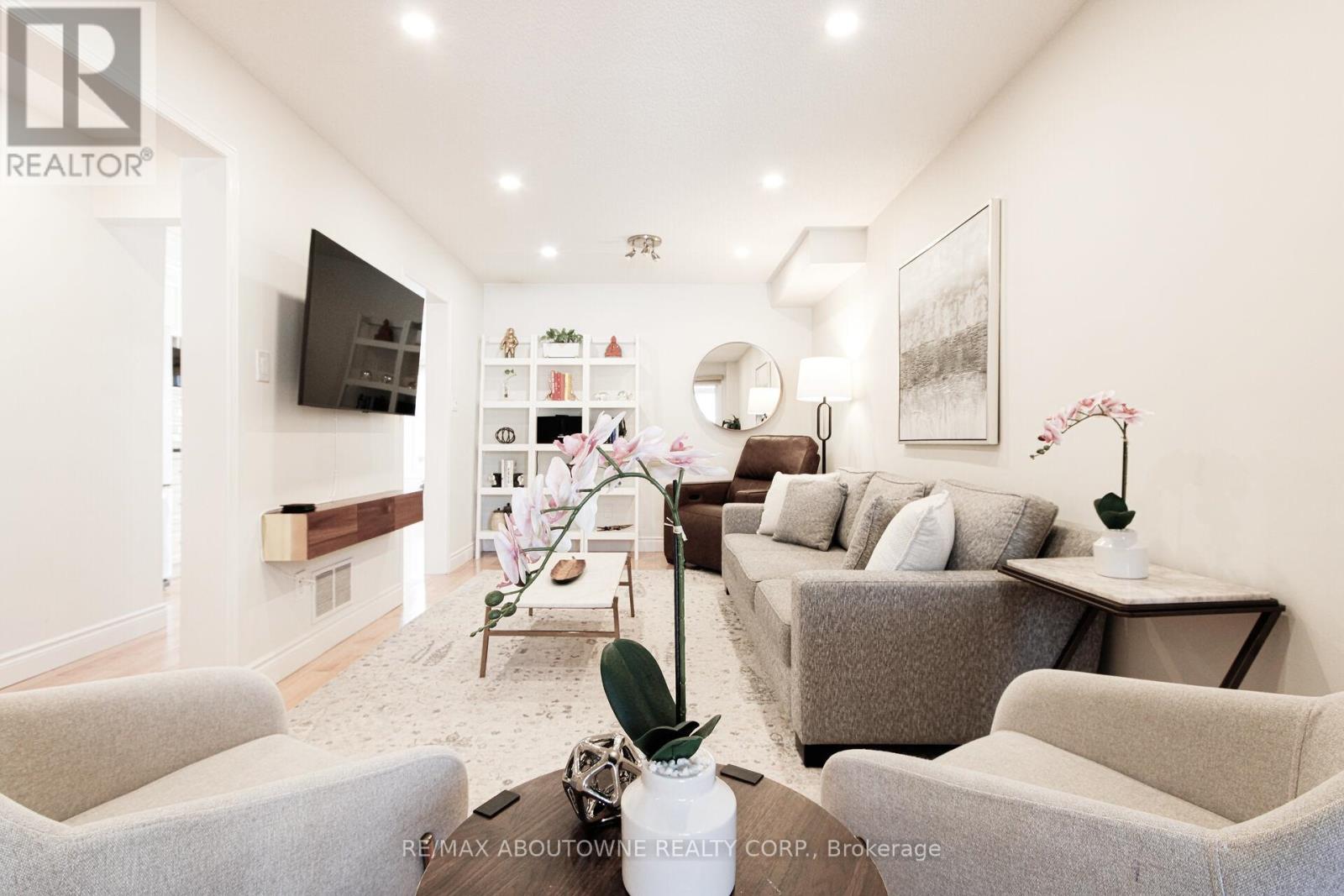 3845 Cedar Hedge Rise, Mississauga, Ontario  L5N 6X2 - Photo 4 - W12841434