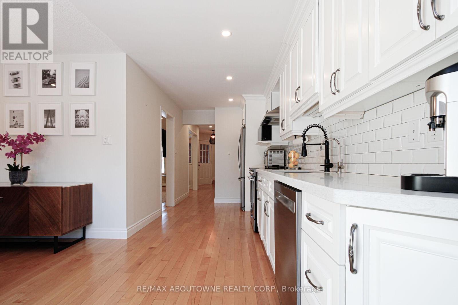 3845 Cedar Hedge Rise, Mississauga, Ontario  L5N 6X2 - Photo 10 - W12841434