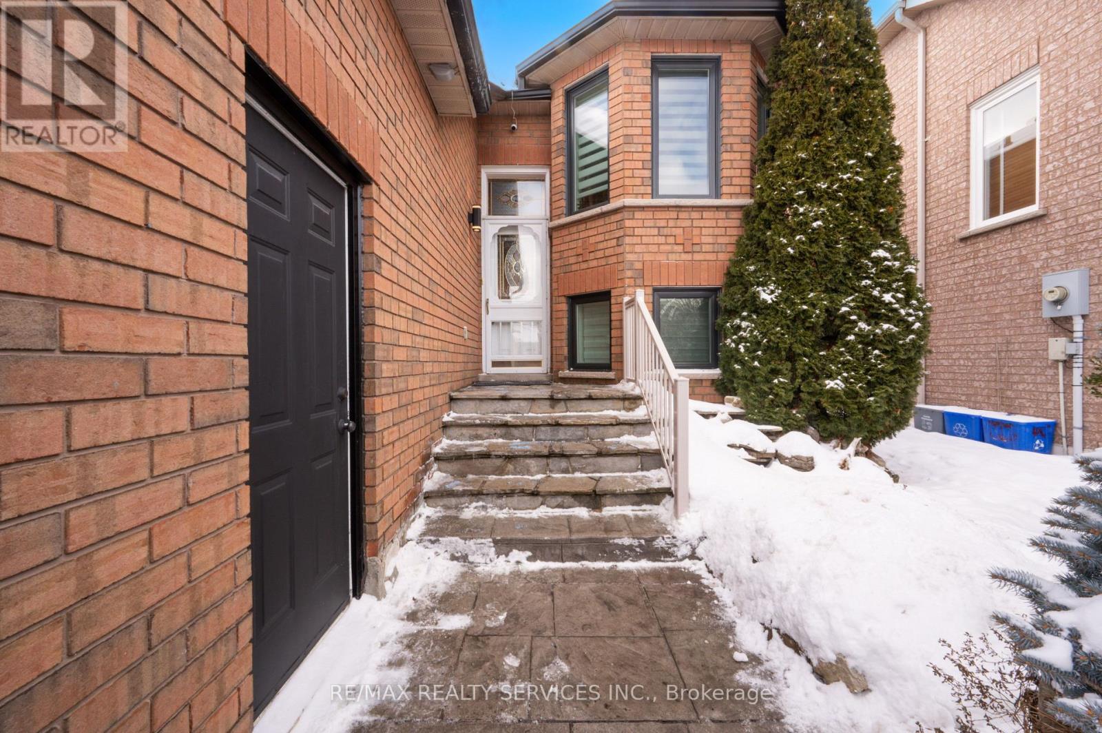 8 Bradwick Court, Caledon, Ontario  L7C 1B6 - Photo 5 - W12842406