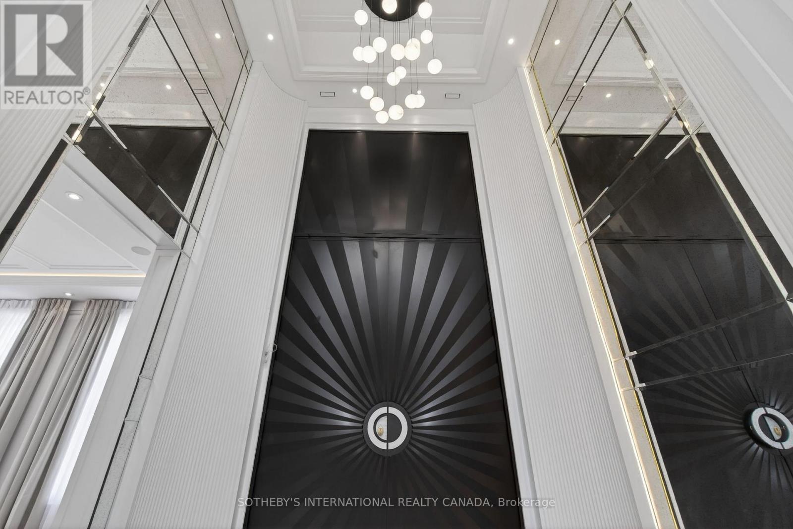 131 Mayfield Drive, Oakville (Cp College Park), Ontario  L6H 1K6 - Photo 2 - W12851454