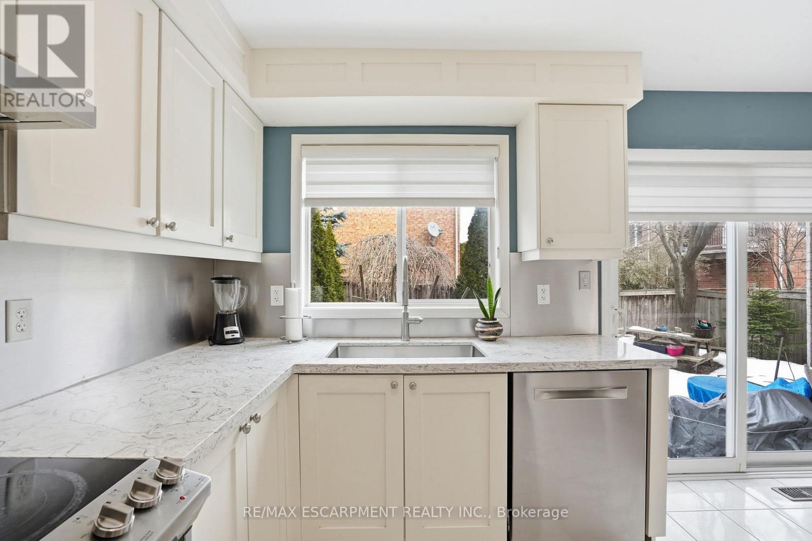 2505 Valleyridge Drive, Oakville, Ontario  L6M 5H3 - Photo 17 - W12851528