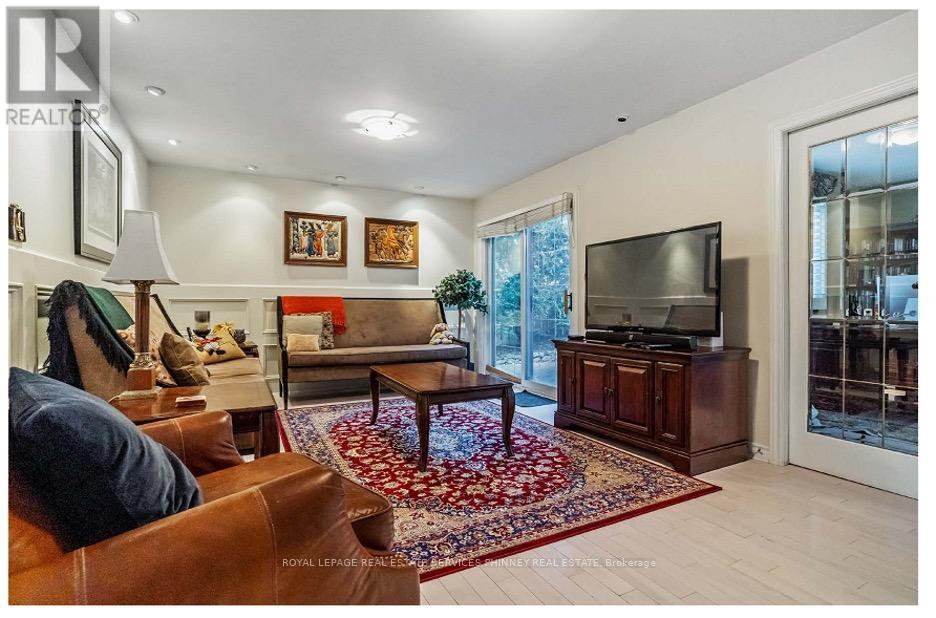 386 Pinetree Way, Mississauga, Ontario  L5G 2V6 - Photo 15 - W12851590