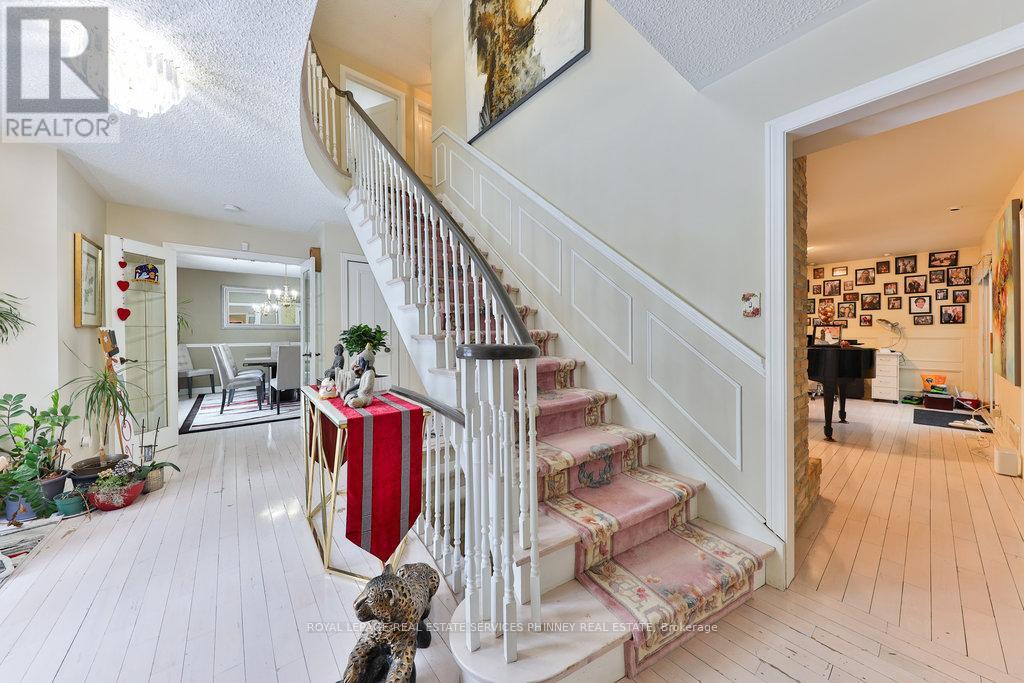 386 Pinetree Way, Mississauga, Ontario  L5G 2V6 - Photo 16 - W12851590