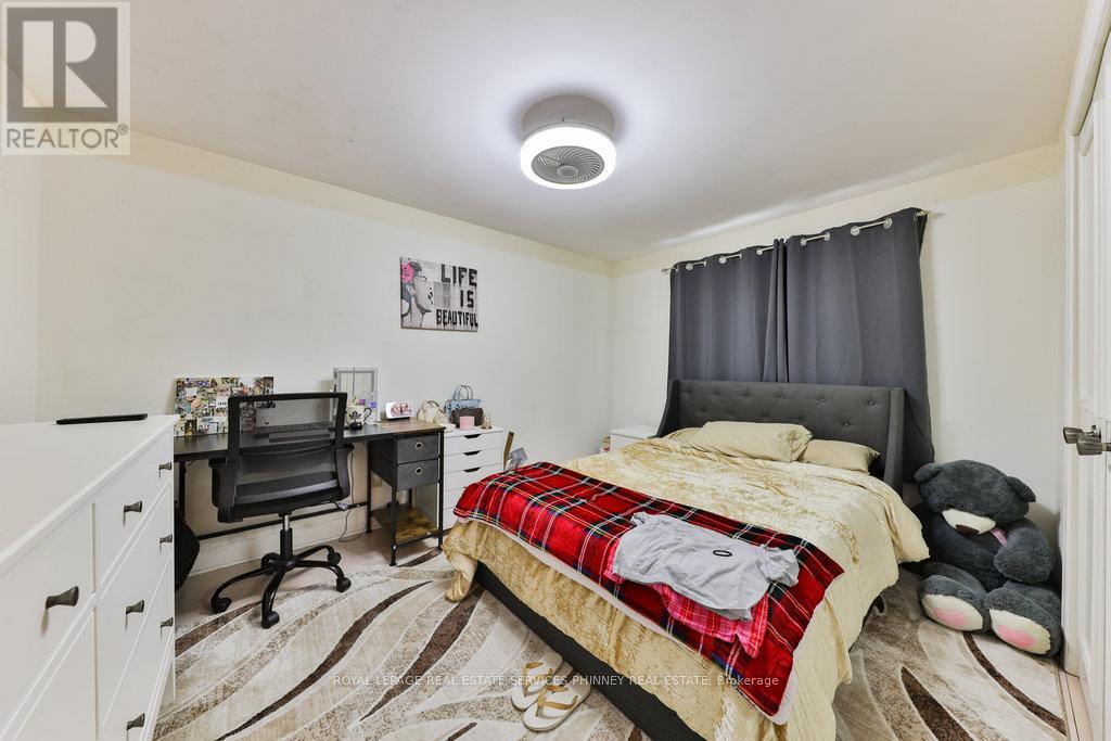 386 Pinetree Way, Mississauga, Ontario  L5G 2V6 - Photo 21 - W12851590