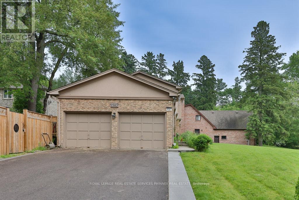 386 Pinetree Way, Mississauga, Ontario  L5G 2V6 - Photo 3 - W12851590