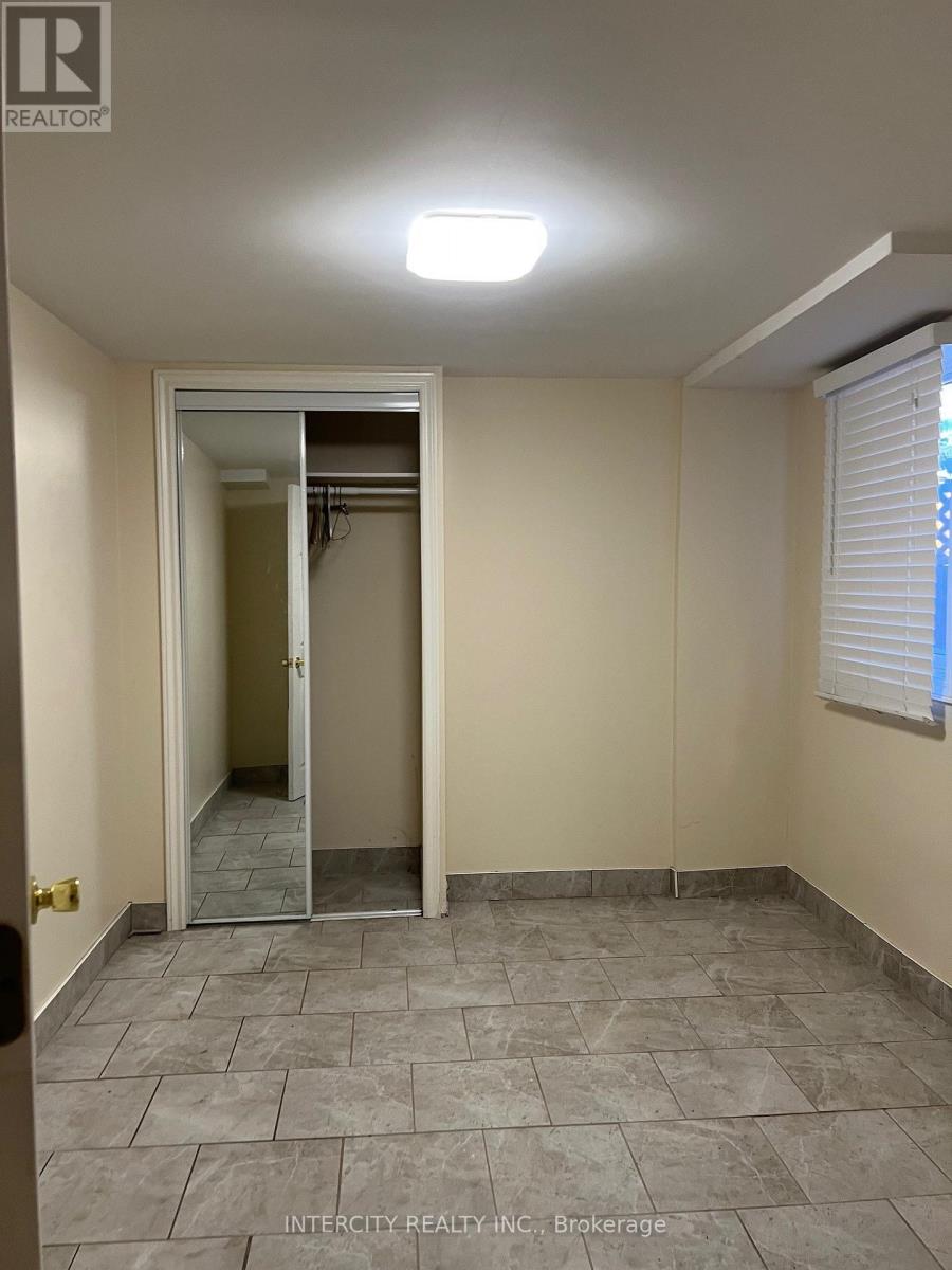 4 Pennyroyal Crescent, Brampton, Ontario  L6S 6J8 - Photo 5 - W12851600