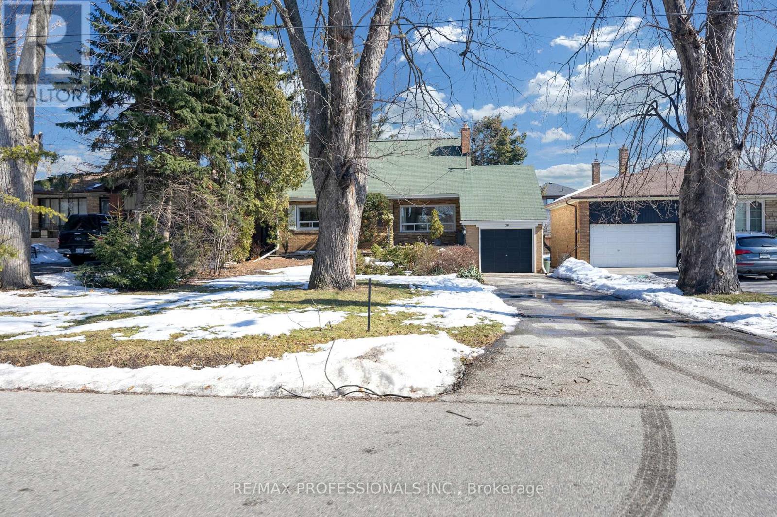 29 Tremont Road, Toronto, Ontario  M9B 3X3 - Photo 1 - W12851616