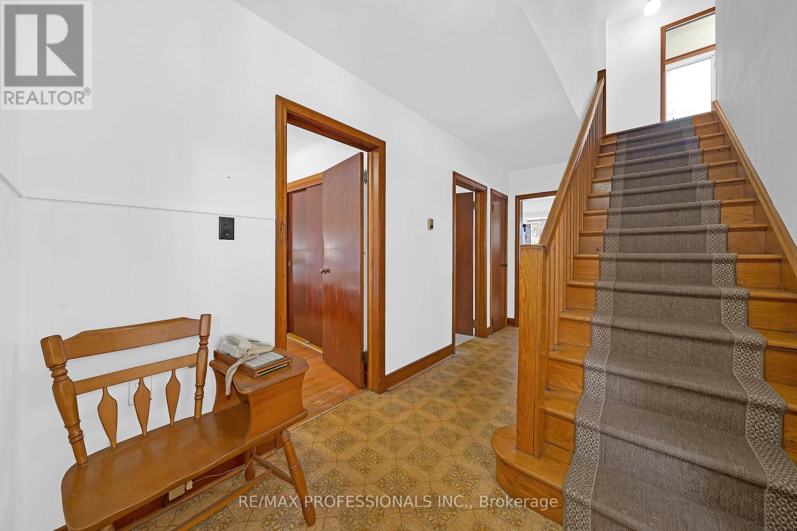 29 Tremont Road, Toronto, Ontario  M9B 3X3 - Photo 5 - W12851616