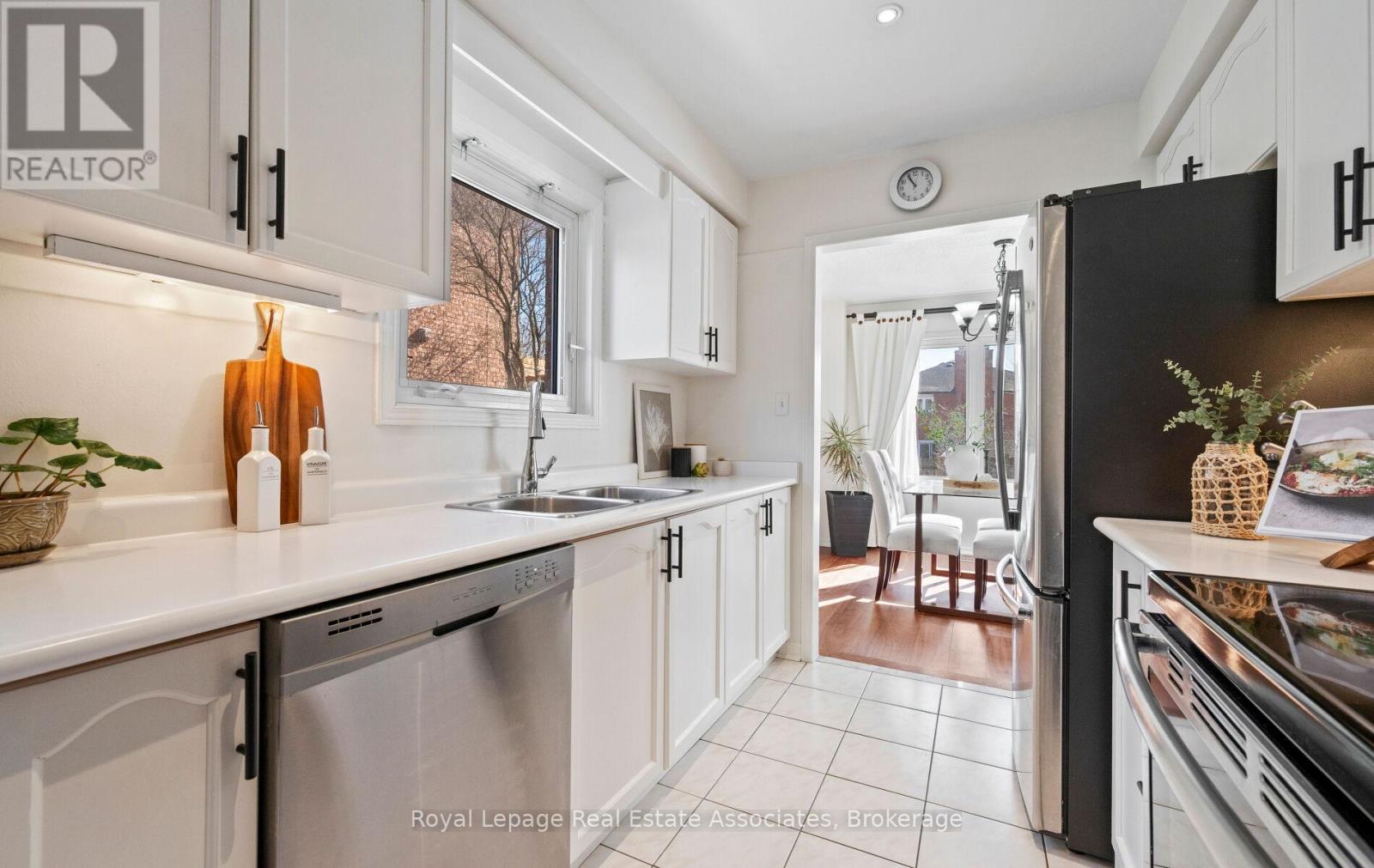 144 Genesee Drive, Oakville, Ontario  L6H 5Y9 - Photo 8 - W12851668