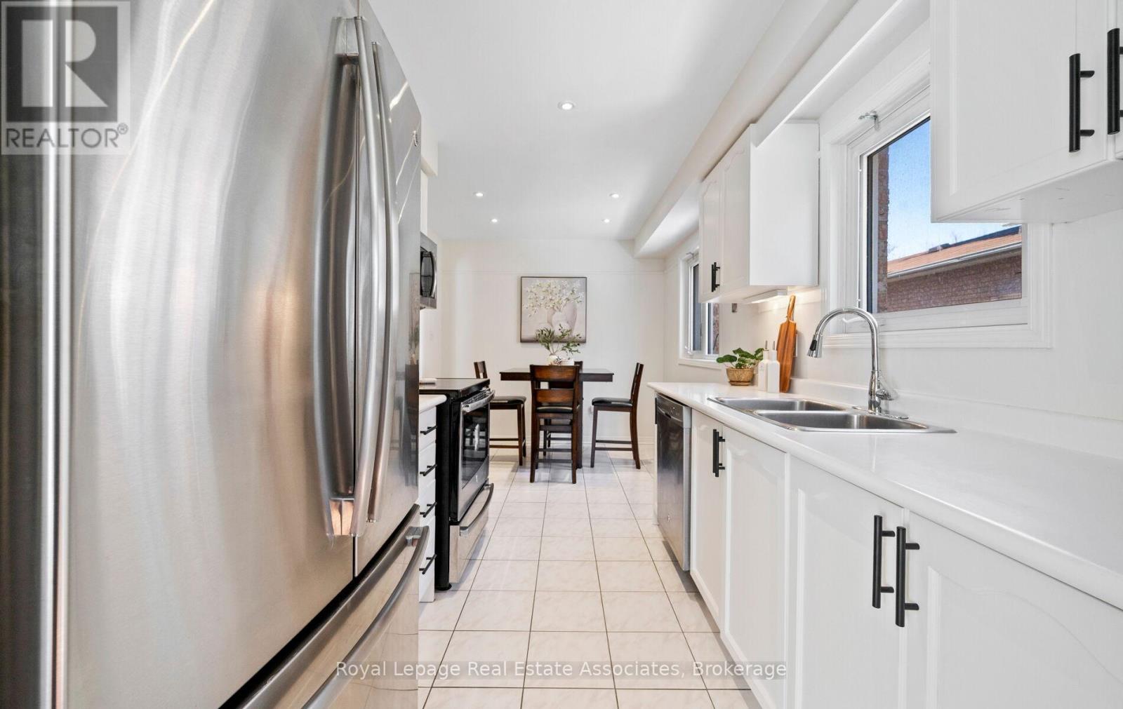 144 Genesee Drive, Oakville, Ontario  L6H 5Y9 - Photo 9 - W12851668