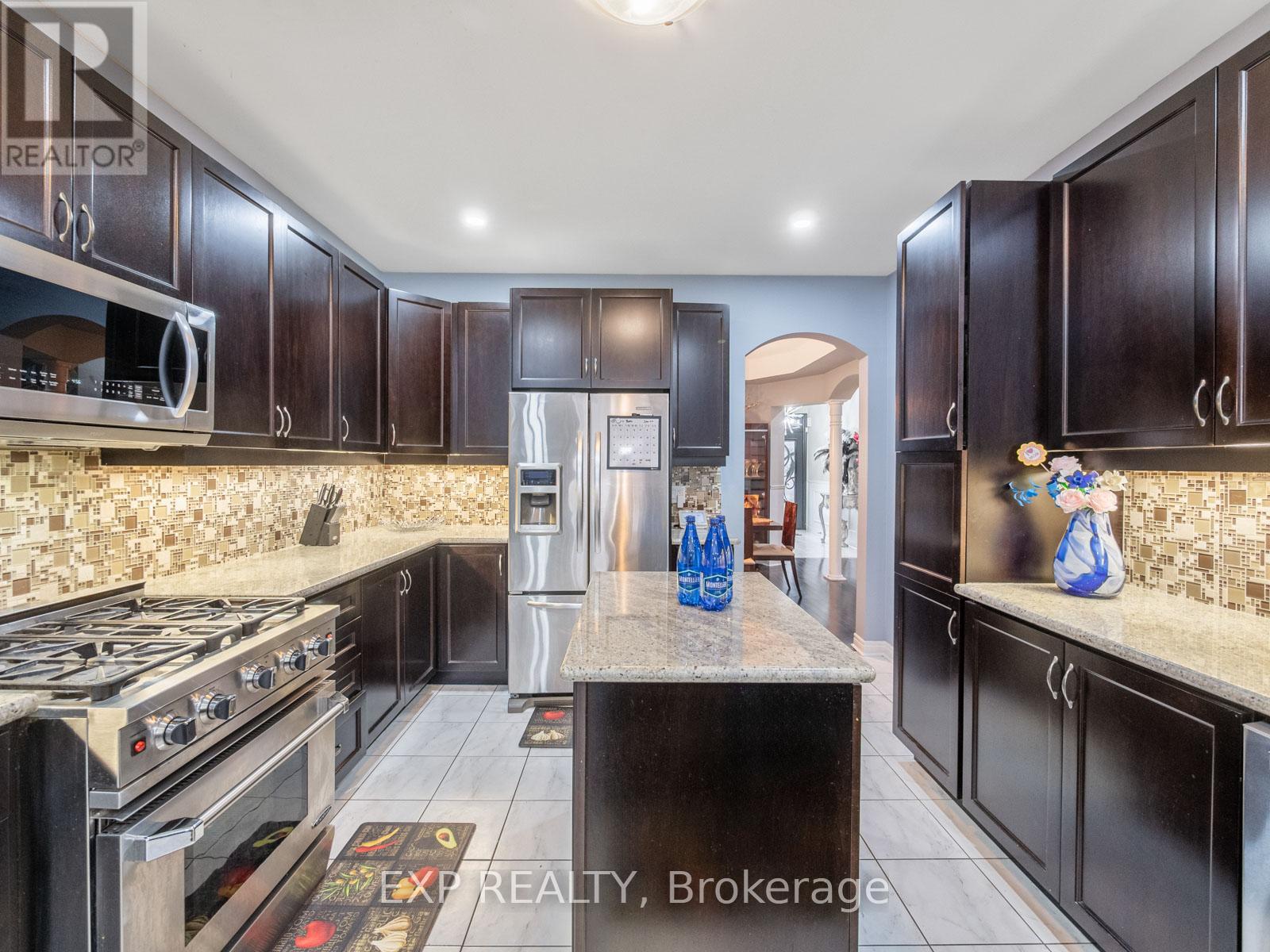 6 Bainsville Circle, Brampton, Ontario  L6P 3A5 - Photo 10 - W12851684