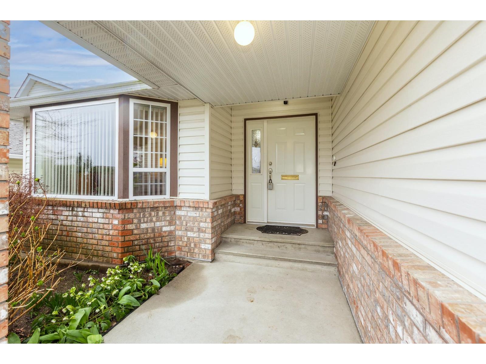 8257 Mcintyre Street, Mission, British Columbia  V2V 6T3 - Photo 3 - R3095048