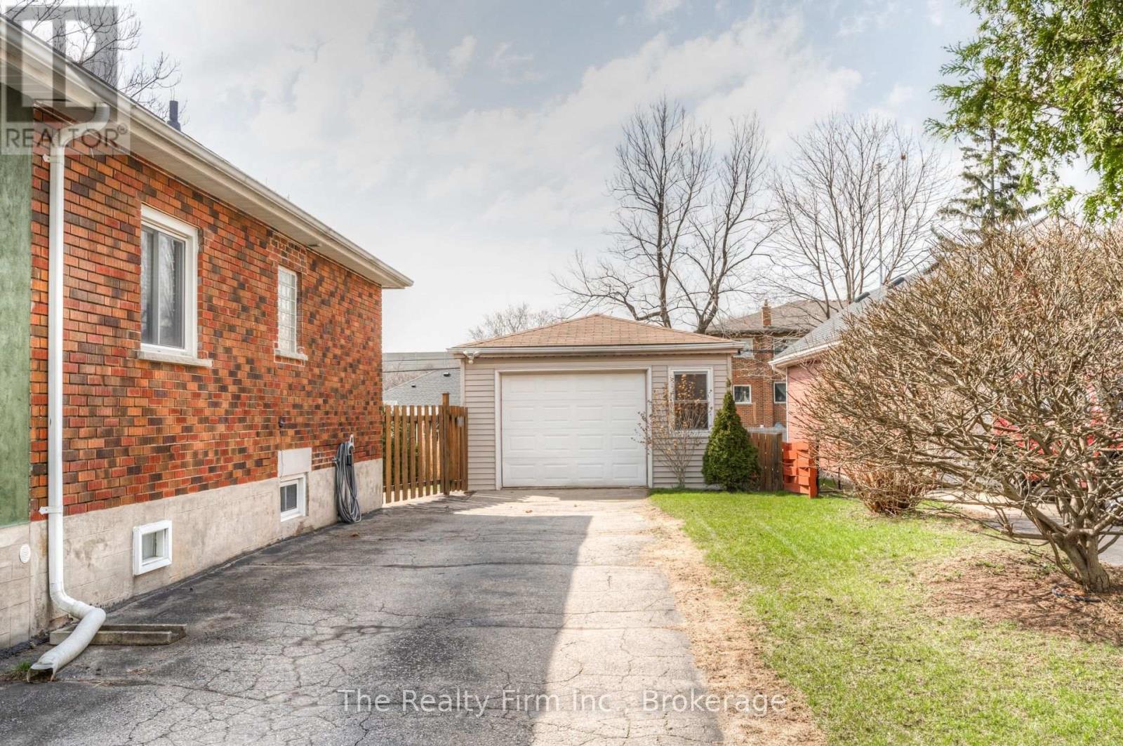 46 2 Avenue, Kitchener, Ontario  N2C 1N5 - Photo 4 - X12851842