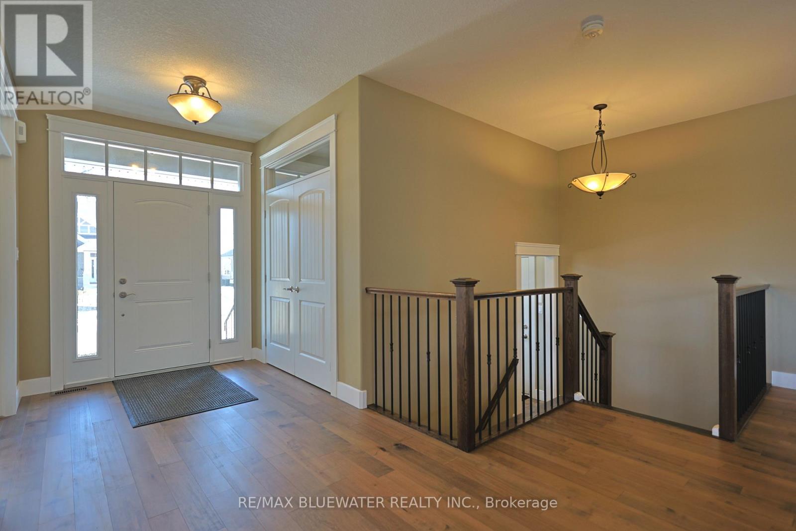 2 Hayter Drive, Lambton Shores, Ontario  N0M 1T0 - Photo 10 - X12851804