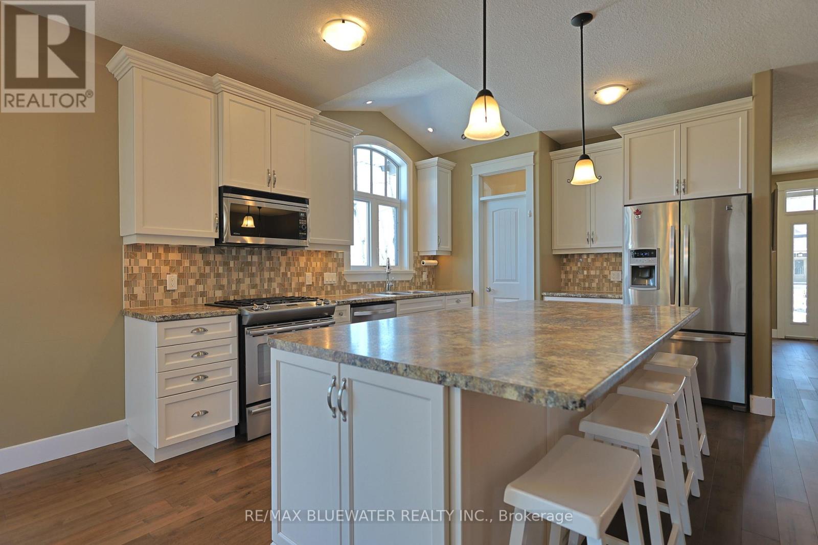 2 Hayter Drive, Lambton Shores, Ontario  N0M 1T0 - Photo 15 - X12851804