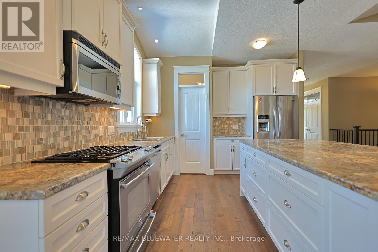 2 Hayter Drive, Lambton Shores, Ontario  N0M 1T0 - Photo 16 - X12851804