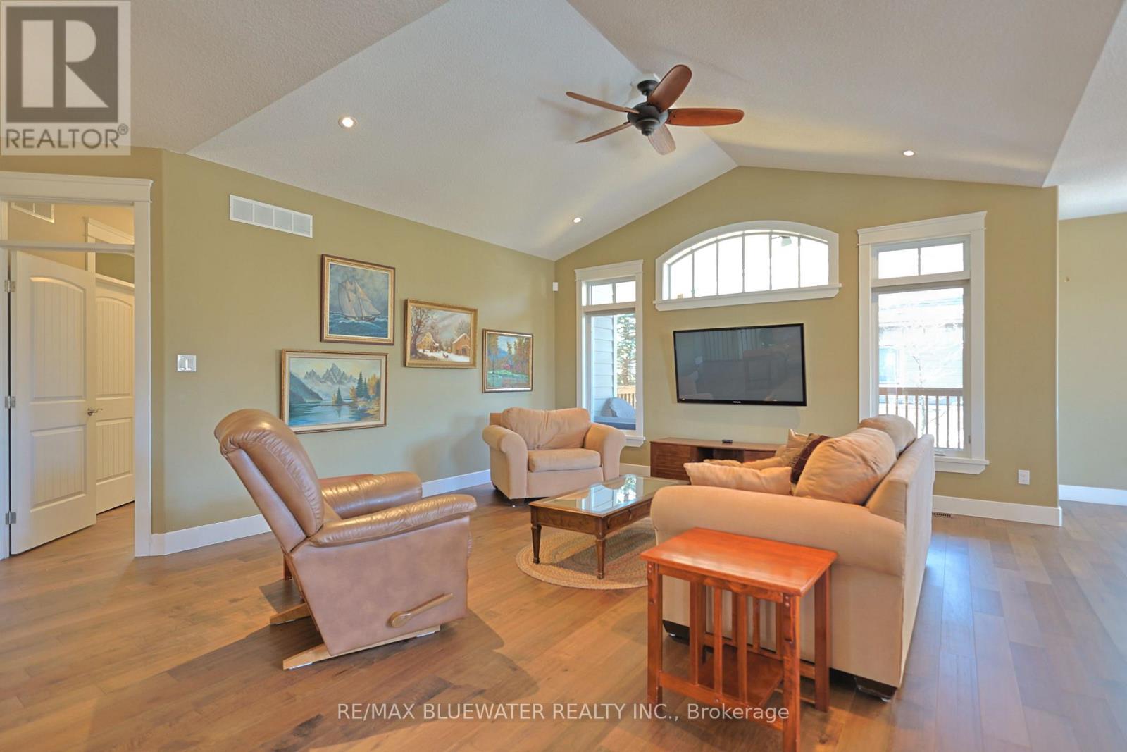 2 Hayter Drive, Lambton Shores, Ontario  N0M 1T0 - Photo 4 - X12851804