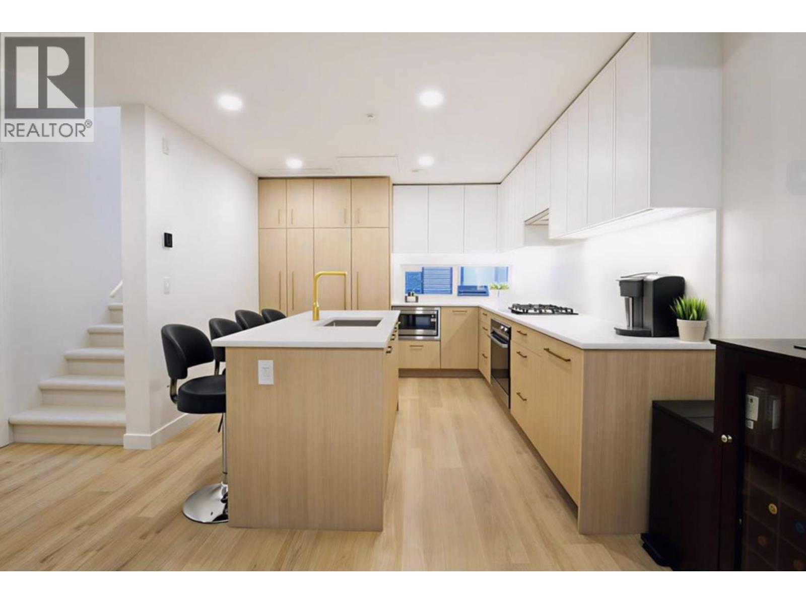 202 381 Clayton Street, Coquitlam, British Columbia  V3K 0J8 - Photo 2 - R3096428