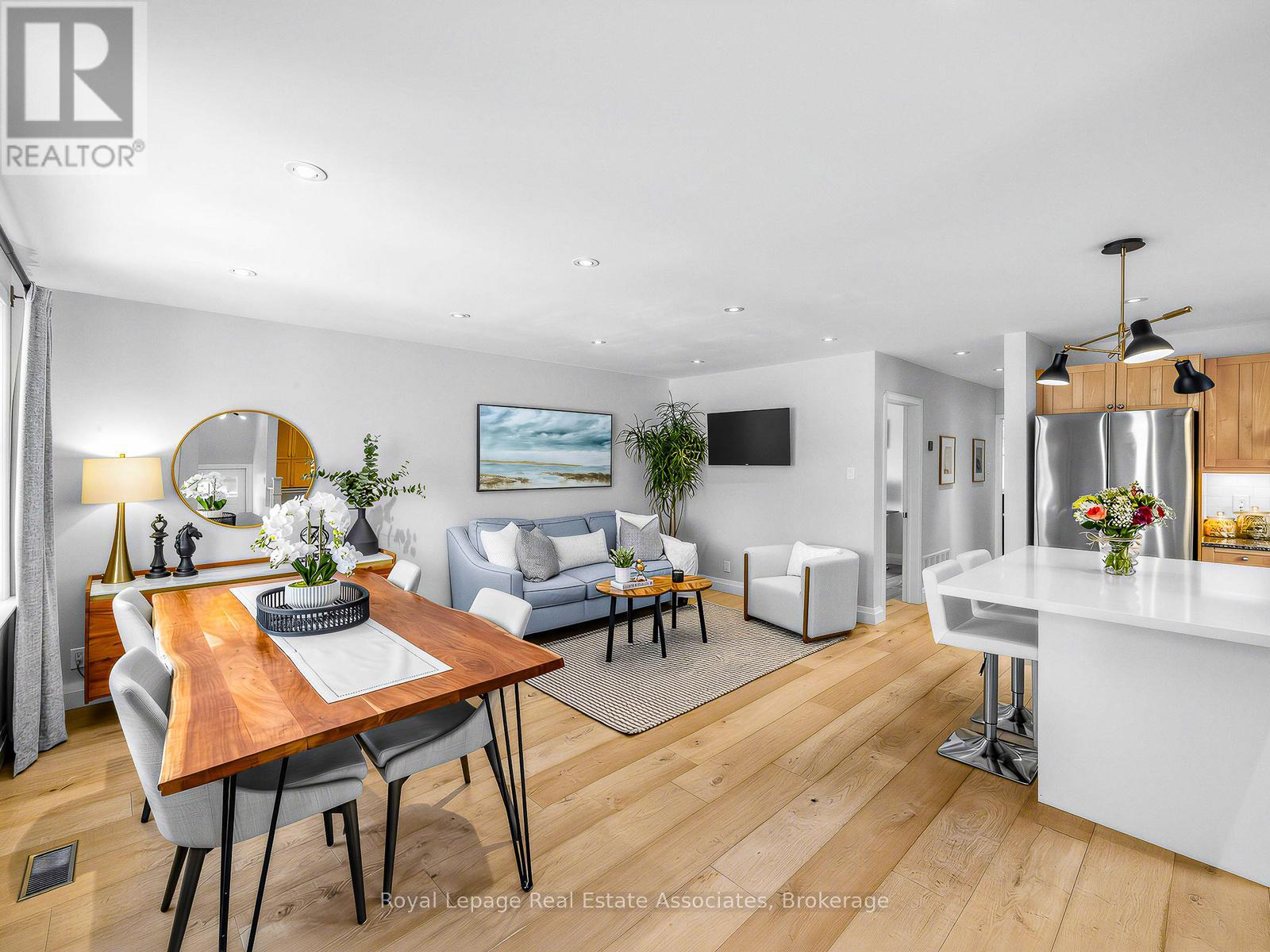 96 Angelene Street, Mississauga, Ontario  L5G 1X2 - Photo 4 - W12849254