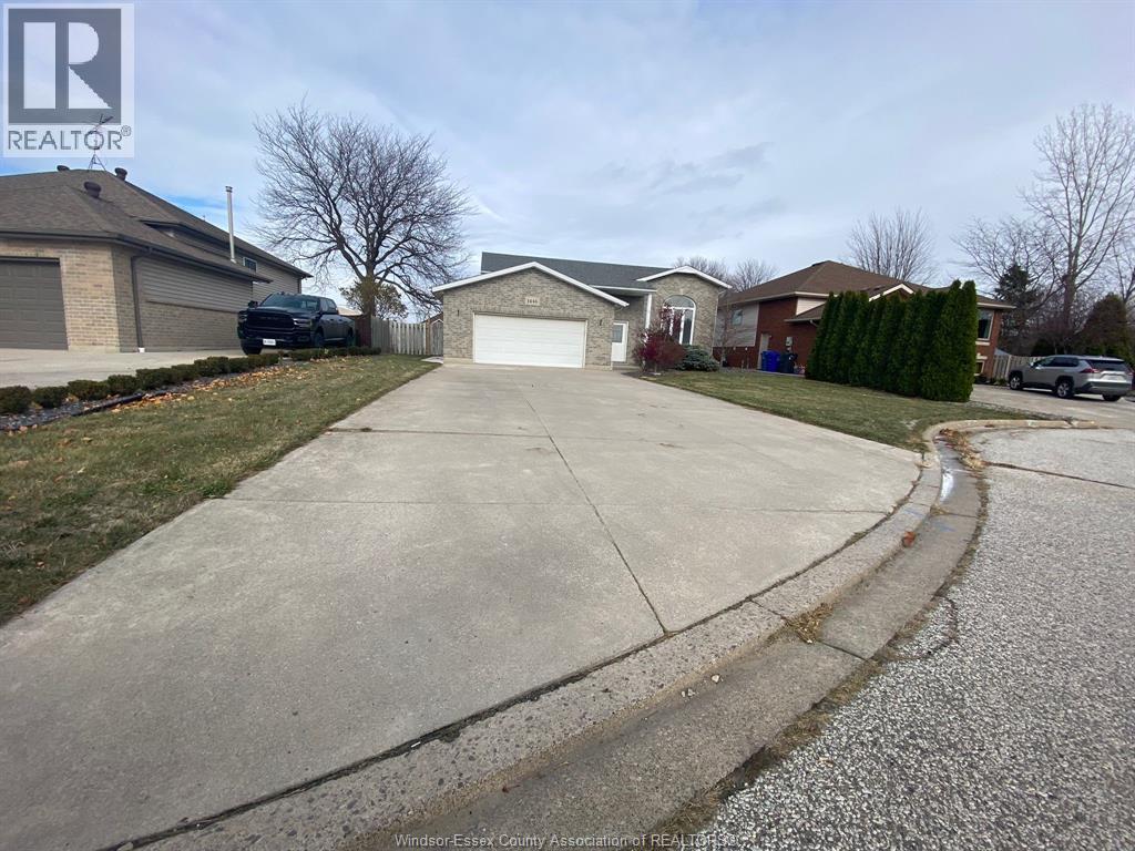 MLS# 26004637: 1446 HERITAGE GARDEN CRESCENT, Lakeshore, Canada