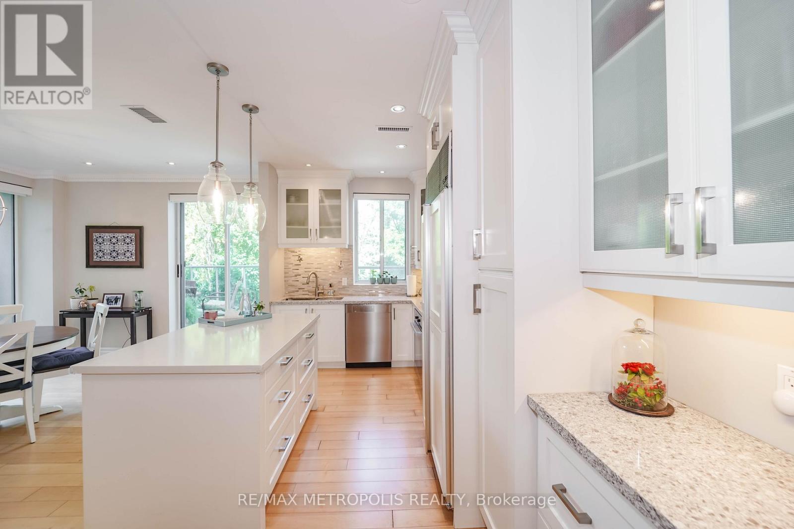 201 - 1 WATERGARDEN WAY, Toronto, Ontario