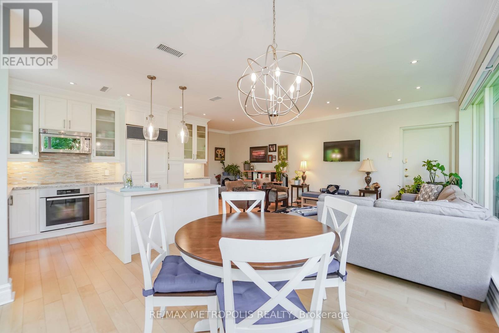 201 - 1 Watergarden Way, Toronto, Ontario  M2K 2Z7 - Photo 4 - C12851912