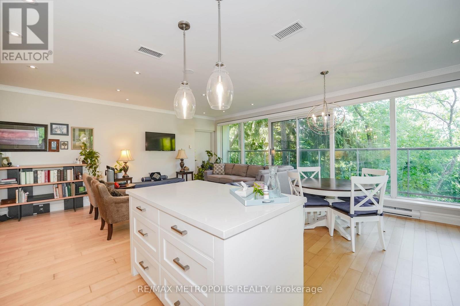 201 - 1 Watergarden Way, Toronto, Ontario  M2K 2Z7 - Photo 7 - C12851912