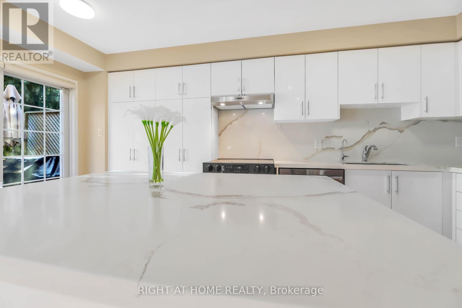 40 - 130 Mosaics Avenue, Aurora, Ontario  L4G 7L5 - Photo 10 - N12851914