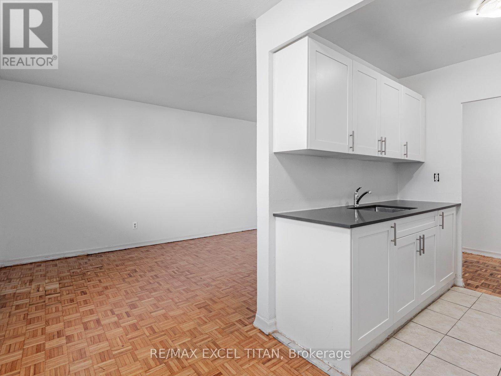 303 - 165 Colborne Avenue, Richmond Hill (Harding), Ontario  L4C 2K2 - Photo 7 - N12851988