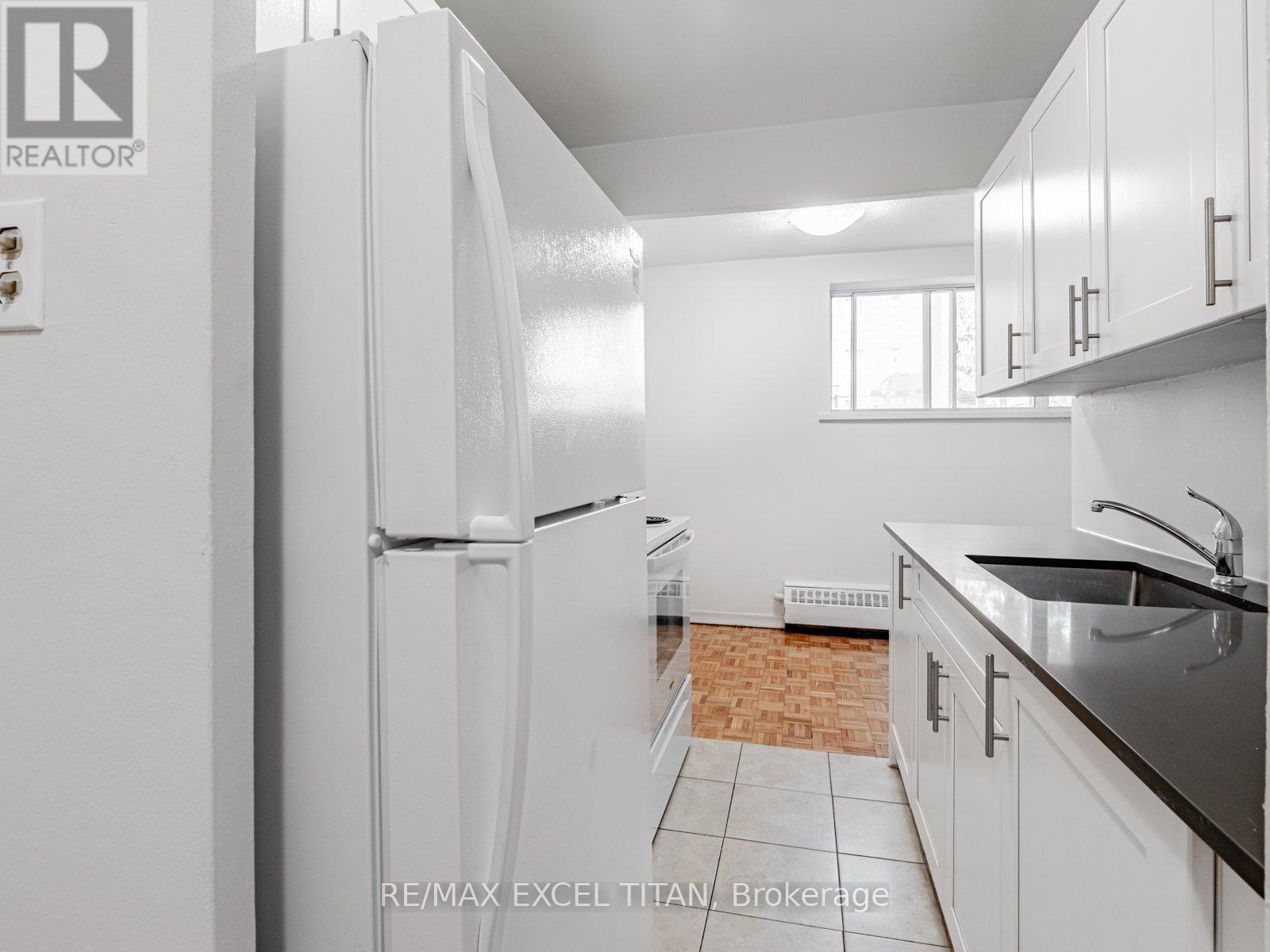 303 - 165 Colborne Avenue, Richmond Hill (Harding), Ontario  L4C 2K2 - Photo 9 - N12851988