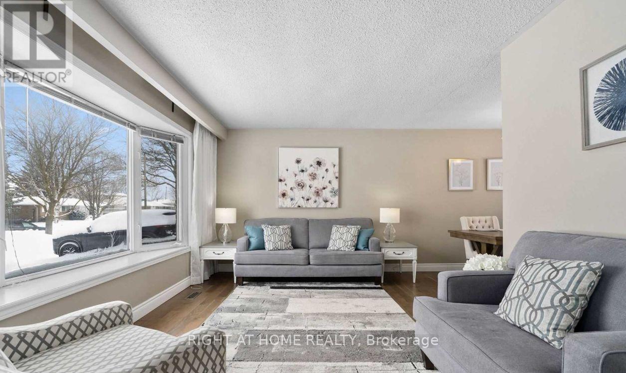 15 Colleen Avenue, Barrie, Ontario  L4M 2M9 - Photo 2 - S12851902