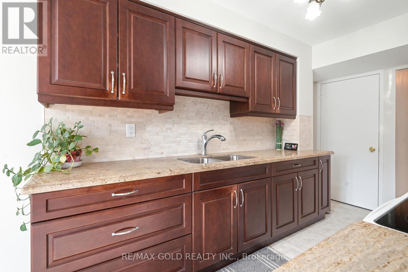 4334 Lee Drive, Mississauga, Ontario  L4W 4A8 - Photo 10 - W12851898