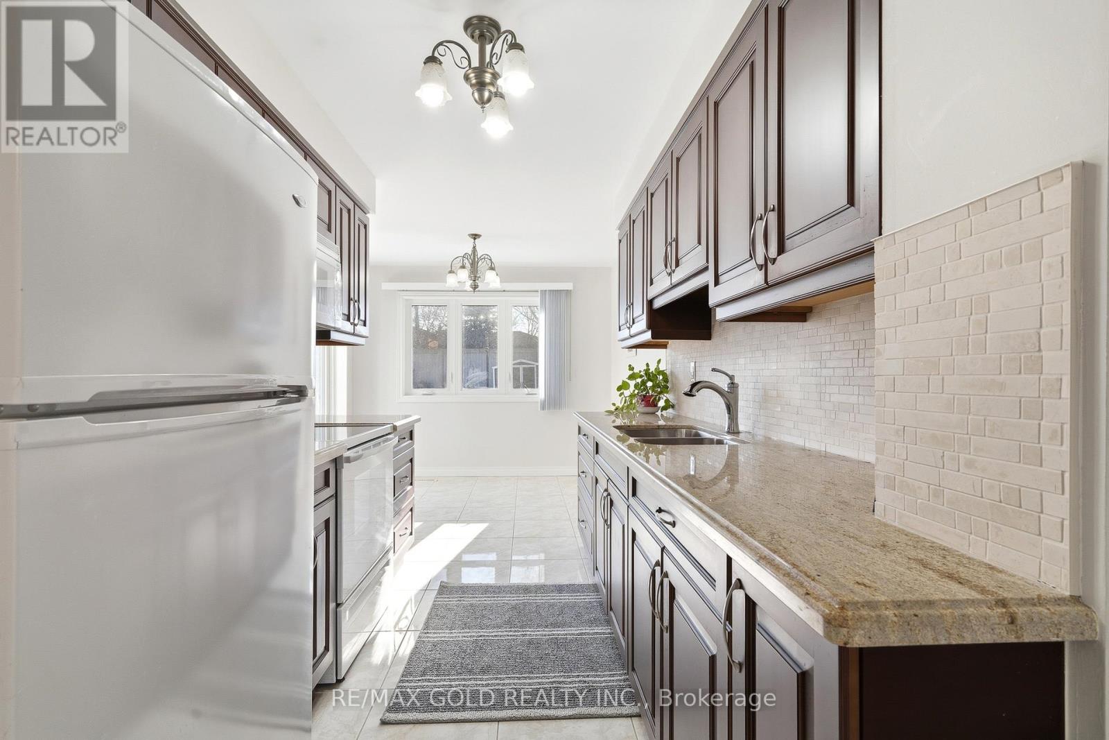 4334 Lee Drive, Mississauga, Ontario  L4W 4A8 - Photo 6 - W12851898