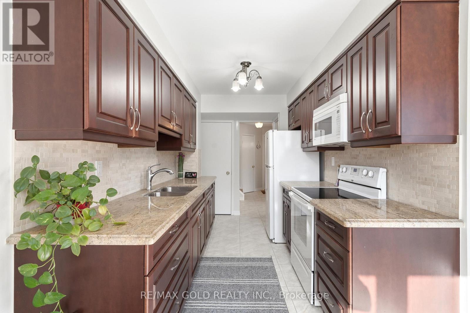 4334 Lee Drive, Mississauga, Ontario  L4W 4A8 - Photo 8 - W12851898