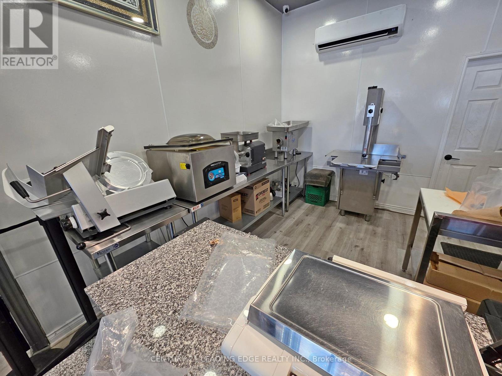 591 The Queensway South, Georgina, Ontario  L4P 2G3 - Photo 14 - N12852036