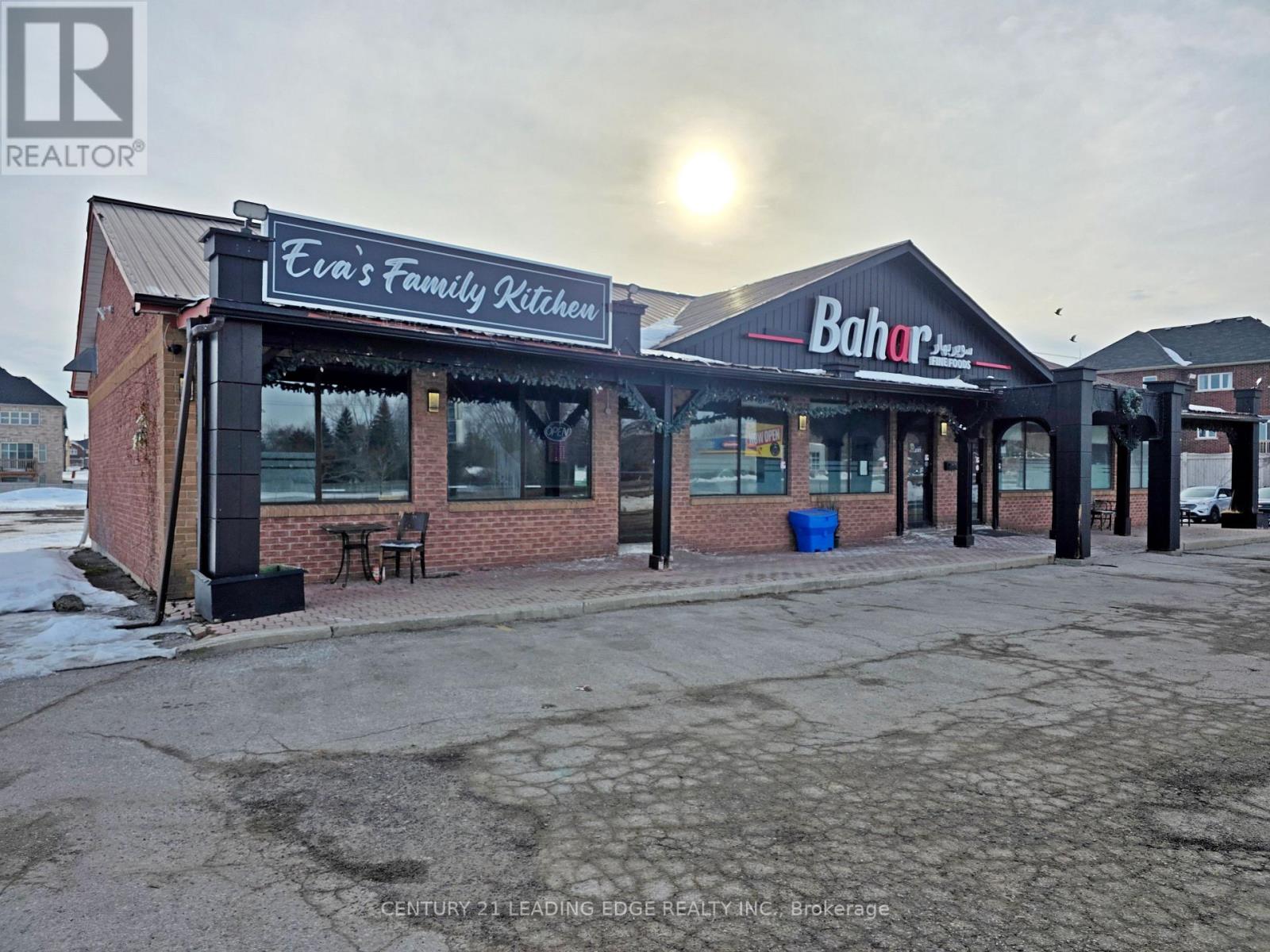 591 The Queensway South, Georgina, Ontario  L4P 2G3 - Photo 2 - N12852036