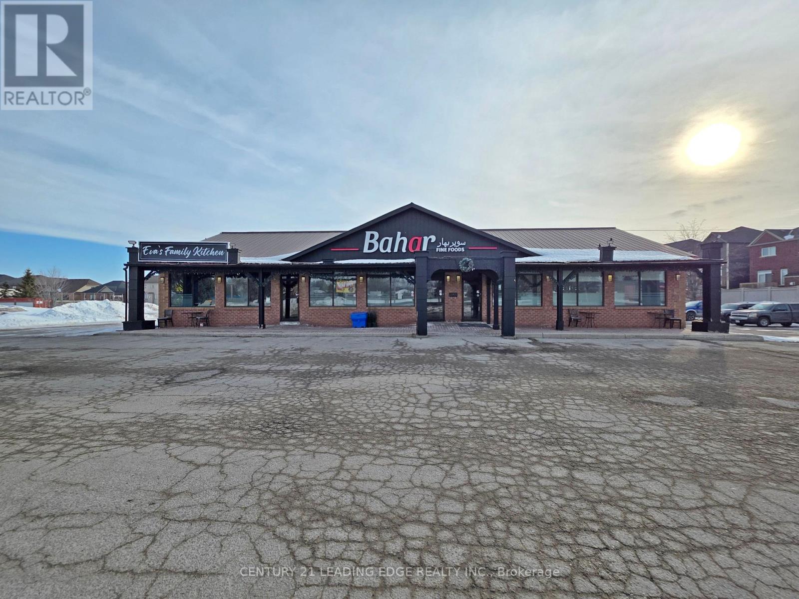 591 The Queensway South, Georgina, Ontario  L4P 2G3 - Photo 3 - N12852036