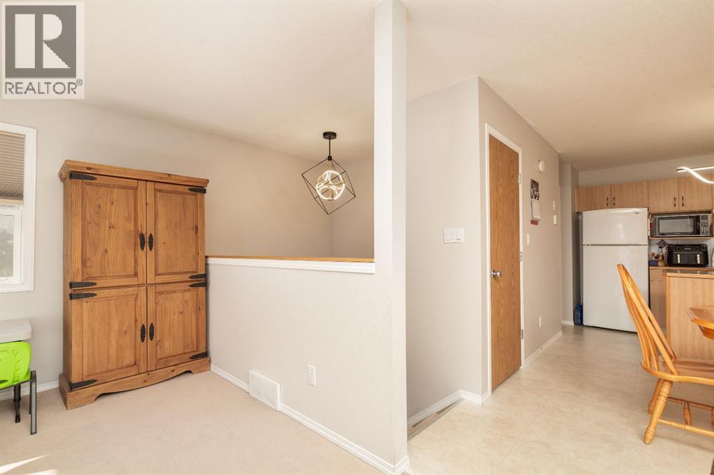 3, 11 Highlands Place W, Lethbridge, Alberta T1J 4X8 - Photo 3 - A2290076