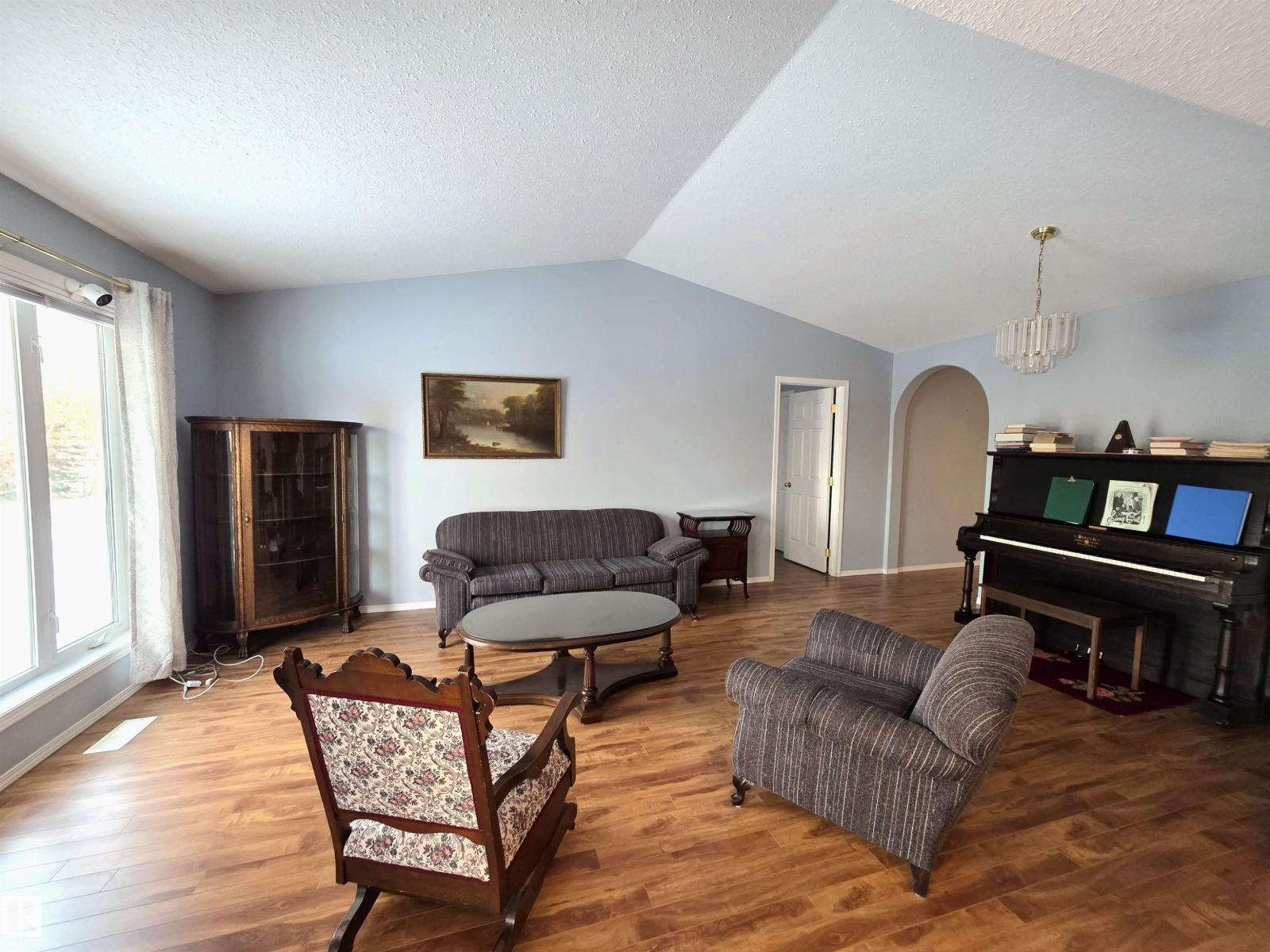 208 Ravine Vi, Leduc, Alberta  T9E 8B9 - Photo 5 - E4476114